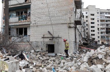 BORODYANKA, UKRAINE - APR. 06, 2022: Ukrayna 'da savaş. Rus işgalcilerin saldırısı sonucu Borodyanka sokaklarında kaos ve yıkım yaşandı.
