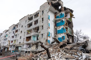 BORODYANKA, UKRAINE - APR. 06, 2022: Ukrayna 'da savaş. Rus işgalcilerin saldırısı sonucu Borodyanka sokaklarında kaos ve yıkım yaşandı.