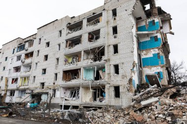 BORODYANKA, UKRAINE - APR. 06, 2022: Ukrayna 'da savaş. Rus işgalcilerin saldırısı sonucu Borodyanka sokaklarında kaos ve yıkım yaşandı.