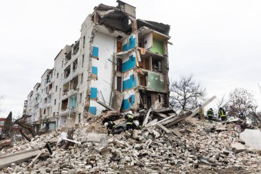 BORODYANKA, UKRAINE - APR. 06, 2022: Ukrayna 'da savaş. Rus işgalcilerin saldırısı sonucu Borodyanka sokaklarında kaos ve yıkım yaşandı.
