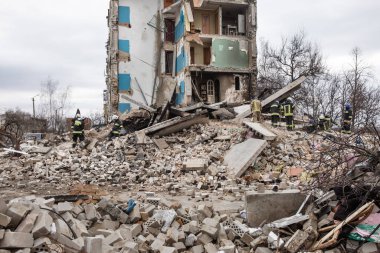 BORODYANKA, UKRAINE - APR. 06, 2022: Ukrayna 'da savaş. Rus işgalcilerin saldırısı sonucu Borodyanka sokaklarında kaos ve yıkım yaşandı.