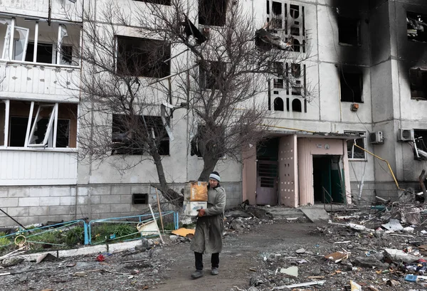 BORODYANKA, UKRAINE - APR. 06, 2022: Ukrayna 'da savaş. Rus işgalcilerin saldırısı sonucu Borodyanka sokaklarında kaos ve yıkım yaşandı.