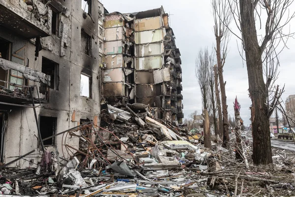 BORODYANKA, UKRAINE - APR. 06, 2022: Ukrayna 'da savaş. Rus işgalcilerin saldırısı sonucu Borodyanka sokaklarında kaos ve yıkım yaşandı.