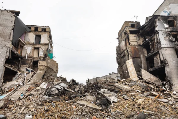 BORODYANKA, UKRAINE - APR. 06, 2022: Ukrayna 'da savaş. Rus işgalcilerin saldırısı sonucu Borodyanka sokaklarında kaos ve yıkım yaşandı.
