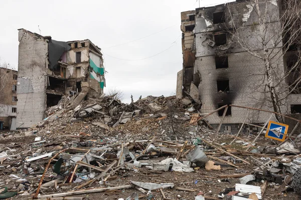 BORODYANKA, UKRAINE - APR. 06, 2022: Ukrayna 'da savaş. Rus işgalcilerin saldırısı sonucu Borodyanka sokaklarında kaos ve yıkım yaşandı.