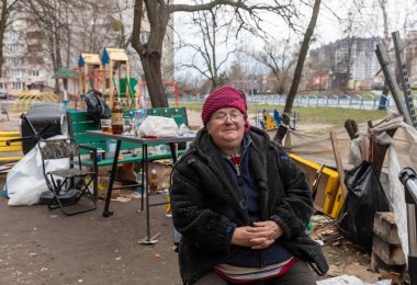 BuCHA, UKRAINE - Nisan. 06, 2022: Rus ordusu tarafından yıkılan apartman ve evlerden Bucha sakinleri sokakta yaşamak zorunda bırakıldı