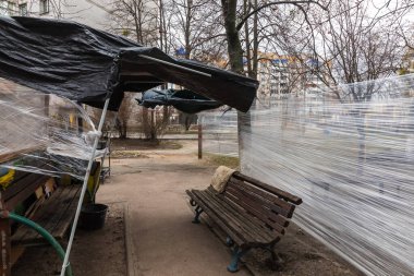 BuCHA, UKRAINE - Nisan. 06, 2022: Rus ordusu tarafından yıkılan apartman ve evlerden Bucha sakinleri sokakta yaşamak zorunda bırakıldı