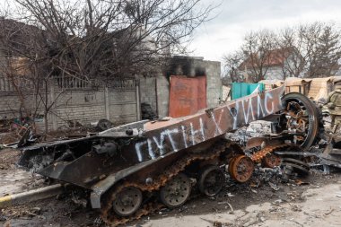 BuCHA, UKRAINE - Nisan. 06, 2022: Ukrayna 'da savaş. Bucha sokaklarındaki Rus işgalcilerinin askeri teçhizatı yok edildi.