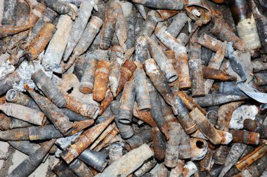 BuCHA, UKRAINE - Nisan. 06, 2022: Ukrayna 'da savaş. Bucha sokaklarında patlamamış mayınlar ve mermiler