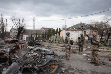 BuCHA, UKRAINE - Nisan. 06, 2022: Ukrayna 'da savaş. Bucha sokaklarındaki Rus işgalcilerinin askeri teçhizatı yok edildi.