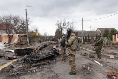 BuCHA, UKRAINE - Nisan. 06, 2022: Ukrayna 'da savaş. Bucha sokaklarındaki Rus işgalcilerinin askeri teçhizatı yok edildi.