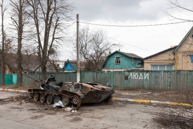 BuCHA, UKRAINE - Nisan. 06, 2022: Ukrayna 'da savaş. Bucha sokaklarındaki Rus işgalcilerinin askeri teçhizatı yok edildi.