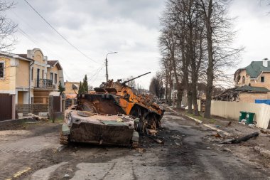 BuCHA, UKRAINE - Nisan. 06, 2022: Ukrayna 'da savaş. Bucha sokaklarındaki Rus işgalcilerinin askeri teçhizatı yok edildi.