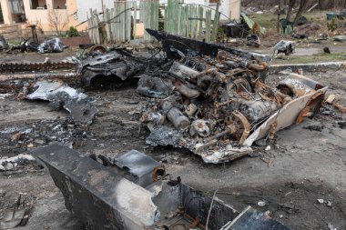 BuCHA, UKRAINE - Nisan. 06, 2022: Ukrayna 'da savaş. Bucha sokaklarındaki Rus işgalcilerinin askeri teçhizatı yok edildi.