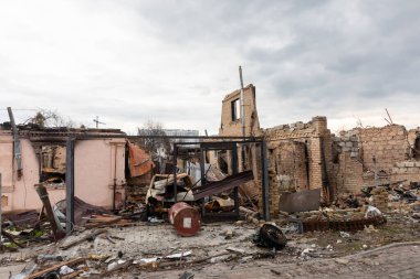 BuCHA, UKRAINE - Nisan. 06, 2022: Ukrayna 'da savaş. Rus işgalcilerin saldırısı sonucu Bucha sokaklarında kaos ve yıkım yaşandı.