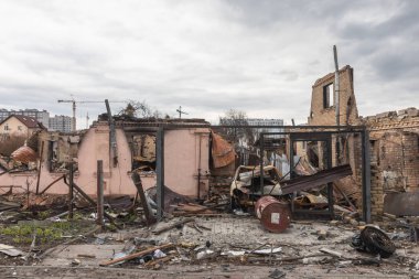 BuCHA, UKRAINE - Nisan. 06, 2022: Ukrayna 'da savaş. Rus işgalcilerin saldırısı sonucu Bucha sokaklarında kaos ve yıkım yaşandı.