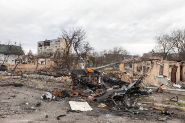 BuCHA, UKRAINE - Nisan. 06, 2022: Ukrayna 'da savaş. Rus işgalcilerin saldırısı sonucu Bucha sokaklarında kaos ve yıkım yaşandı.