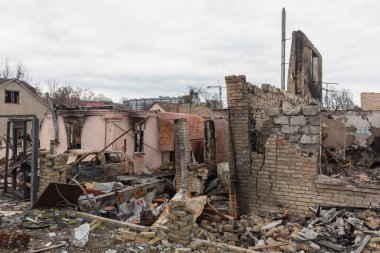 BuCHA, UKRAINE - Nisan. 06, 2022: Ukrayna 'da savaş. Rus işgalcilerin saldırısı sonucu Bucha sokaklarında kaos ve yıkım yaşandı.
