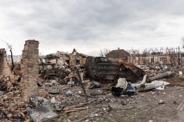 BuCHA, UKRAINE - Nisan. 06, 2022: Ukrayna 'da savaş. Rus işgalcilerin saldırısı sonucu Bucha sokaklarında kaos ve yıkım yaşandı.