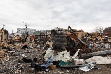 BuCHA, UKRAINE - Nisan. 06, 2022: Ukrayna 'da savaş. Rus işgalcilerin saldırısı sonucu Bucha sokaklarında kaos ve yıkım yaşandı.