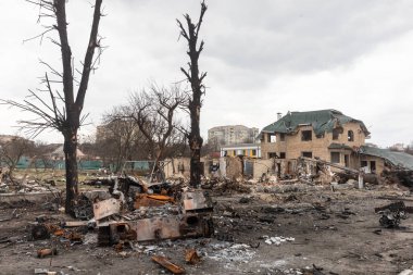 BuCHA, UKRAINE - Nisan. 06, 2022: Ukrayna 'da savaş. Rus işgalcilerin saldırısı sonucu Bucha sokaklarında kaos ve yıkım yaşandı.