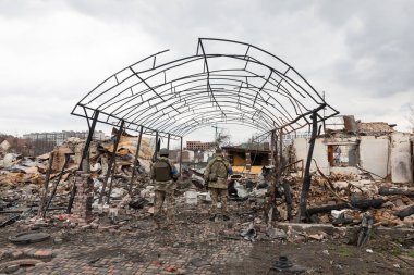 BuCHA, UKRAINE - Nisan. 06, 2022: Ukrayna 'da savaş. Rus işgalcilerin saldırısı sonucu Bucha sokaklarında kaos ve yıkım yaşandı.
