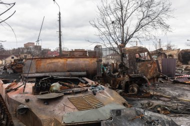 BuCHA, UKRAINE - Nisan. 06, 2022: Ukrayna 'da savaş. Bucha sokaklarındaki Rus işgalcilerinin askeri teçhizatı yok edildi.