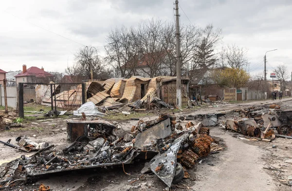 Bucha Ukraine 2022年6月6日 ウクライナ戦争 ブチャの通りにロシアの侵略者の破壊された軍事機器 — ストック写真