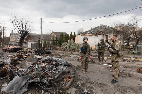 BuCHA, UKRAINE - Nisan. 06, 2022: Ukrayna 'da savaş. Bucha sokaklarındaki Rus işgalcilerinin askeri teçhizatı yok edildi.