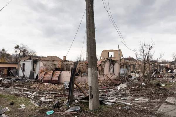 BuCHA, UKRAINE - Nisan. 06, 2022: Ukrayna 'da savaş. Rus işgalcilerin saldırısı sonucu Bucha sokaklarında kaos ve yıkım yaşandı.