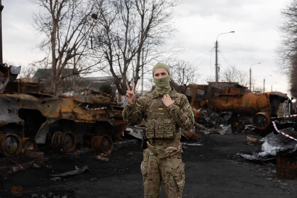 Bucha Ukraine Förhandsbedömning 2022 Ukrainska Militären Ställer Mot Bakgrund Förstörd — Stockfoto