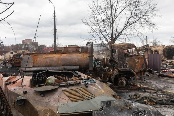 BuCHA, UKRAINE - Nisan. 06, 2022: Ukrayna 'da savaş. Bucha sokaklarındaki Rus işgalcilerinin askeri teçhizatı yok edildi.