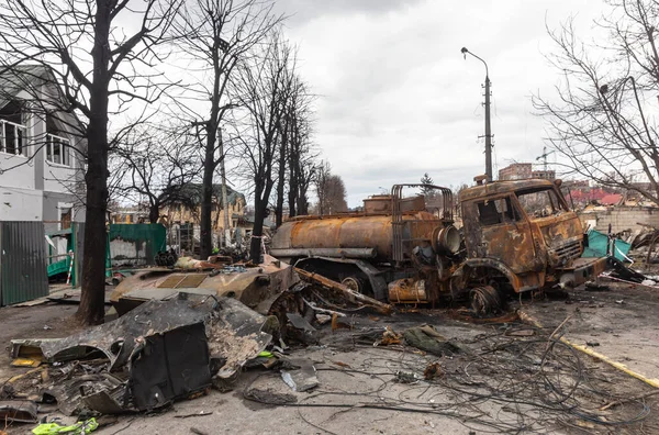 BuCHA, UKRAINE - Nisan. 06, 2022: Ukrayna 'da savaş. Bucha sokaklarındaki Rus işgalcilerinin askeri teçhizatı yok edildi.