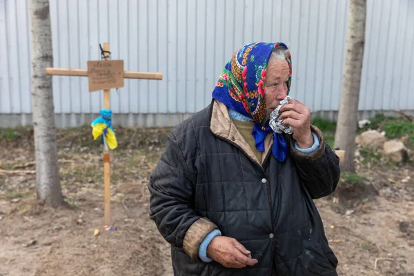 Bucha Ucrania Abril 2022 Mujer Local Cerca Tumba Sus Parientes —  Fotos de Stock