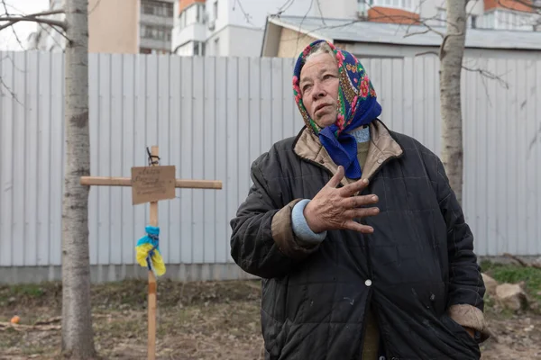 Bucha Ukraine Förhandsbedömning 2022 Lokal Kvinna Nära Sina Släktingars Grav — Stockfoto