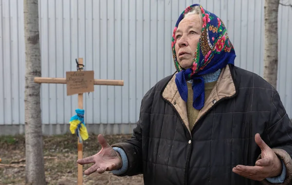 Bucha Ucrânia Abril 2022 Mulher Local Perto Túmulo Seus Parentes — Fotografia de Stock