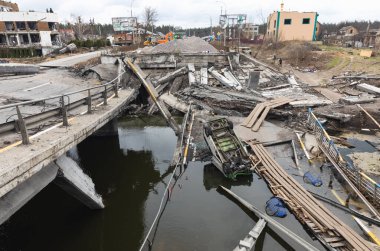 IRPIN, UKRAINE - Nisan. 10, 2022: Rus birliklerinin saldırısı sonucu Irpin Nehri üzerindeki Irpin Nehri 'nin girişindeki köprü yıkıldı.