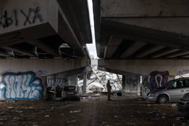 IRPIN, UKRAINE - Nisan. 10, 2022: Ukraynalı askerler yeniden ele geçirilen Irpin şehrinin dışındaki yıkılmış bir köprünün yakınında görevdeler.