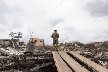 IRPIN, UKRAINE - Nisan. 10, 2022: Ukraynalı askerler yeniden ele geçirilen Irpin şehrinin dışındaki yıkılmış bir köprünün yakınında görevdeler.