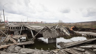 IRPIN, UKRAINE - Nisan. 10, 2022: Rus birliklerinin saldırısı sonucu Irpin Nehri üzerindeki Irpin Nehri 'nin girişindeki köprü yıkıldı.