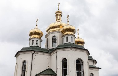 IRPIN, UKRAINE - Nisan. 10, 2022: Rus işgalcilerin saldırısının sonucu olarak top mermisi ve mayın parçalarından hasar gören kilise binası