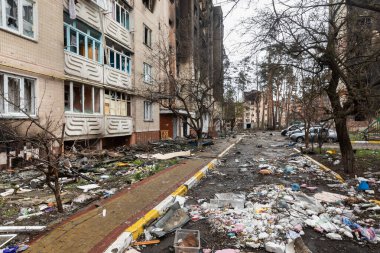 IRPIN, UKRAINE - Nisan. 10, 2022: Rus işgalcilerin saldırısı sonucu Irpin sokaklarında kaos ve yıkım