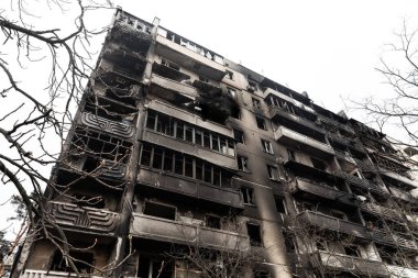 IRPIN, UKRAINE - Nisan. 10, 2022: Rus işgalcilerin saldırısı sonucu Irpin sokaklarında kaos ve yıkım