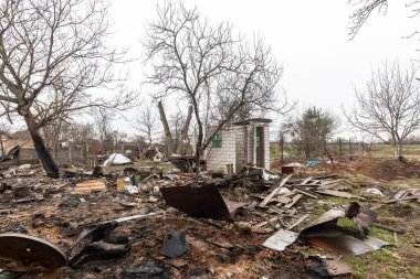 ANDRIIVKA, UKRAINE - Nisan. 10, 2022: Rus işgalcilerin saldırısı sonucu Andriivka sokaklarında kaos ve yıkım