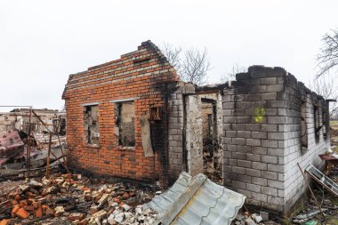 ANDRIIVKA, UKRAINE - Nisan. 10, 2022: Rus işgalcilerin saldırısı sonucu Andriivka sokaklarında kaos ve yıkım