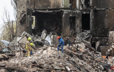 BORODYANKA, UKRAINE - Nisan. 10, 2022: Kurtarma ekipleri, bilinmeyen sayıda sivilin gömüldüğü bildirilen bir apartmanın enkazını kazmaya ve kaldırmaya devam ediyor