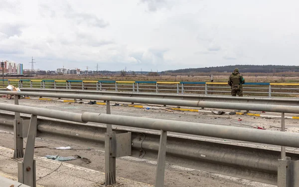 Irpin Ukraine Apr 2022 Ukrainian Servicemen Duty Destroyed Bridge Recaptured — ストック写真
