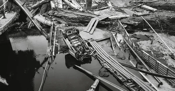 Irpin Ukraine Aapril 2022年10月10日 因俄罗斯军队的袭击 伊尔平河畔伊尔平的一座桥被毁 — 图库照片
