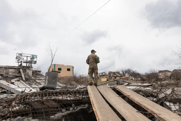 Irpin Ukraine Apr 2022 Ukrainian Servicemen Duty Destroyed Bridge Recaptured — Stock Photo, Image