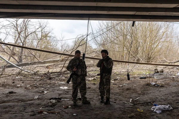 Irpin Ukraine Apr 2022 Ukrainische Soldaten Stehen Der Nähe Einer — Stockfoto